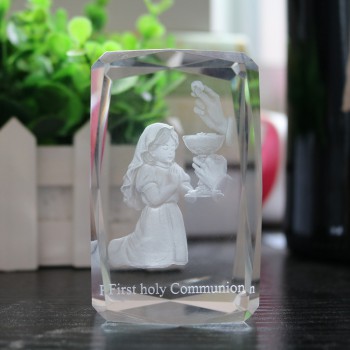 Cubo de cristal com imagem em 3D