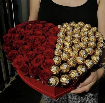 Caixa coração com bombons e rosas