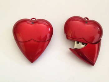 Pen drive com as músicas que marcaram a história do casal