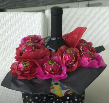 Buquê de bombons e vinho