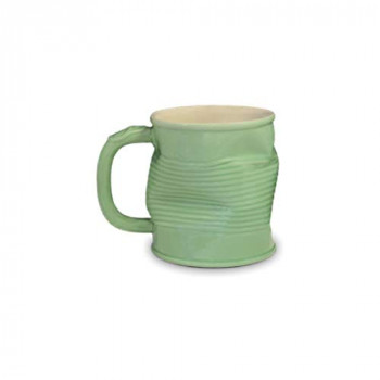 Caneca de lata amassada