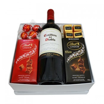 Cesta de vinho com chocolates