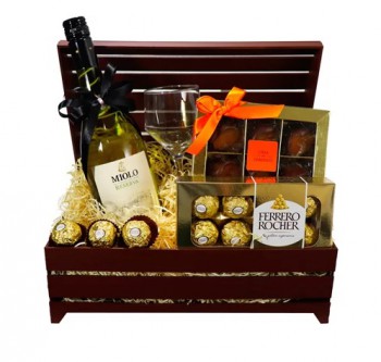 Baú com vinho branco e chocolates