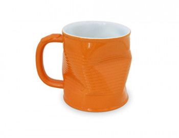 Caneca de lata amassada
