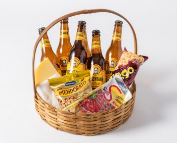 Cesta de cervejas e aperitivos
