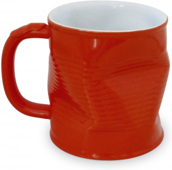 Caneca de lata amassada