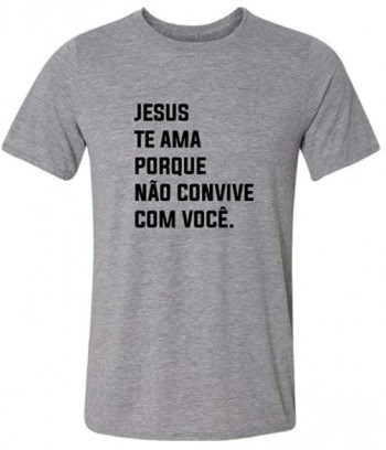 Camiseta "Jesus te ama porque não convive com você"
