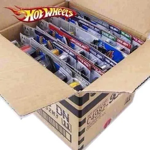 Caixa com dez carrinhos de metal