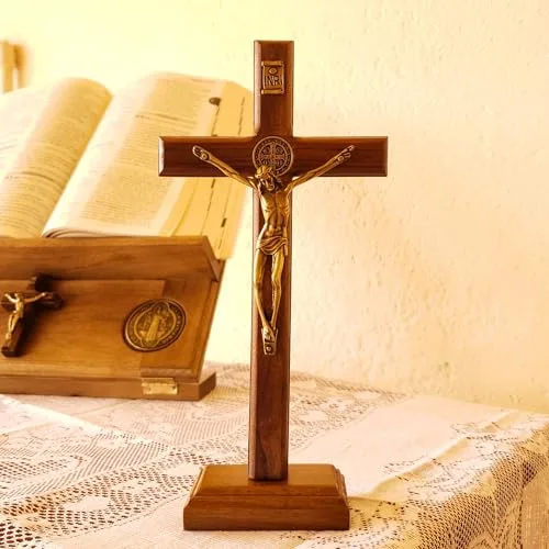 Crucifixo de mesa com São Bento